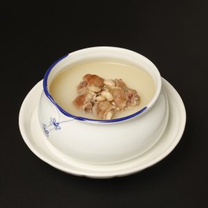 Суп со свиной ножкой и бобами  白豆蹄花汤