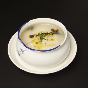Суп с маринованными овощами и хрустальной лапшой 	酸菜粉丝汤